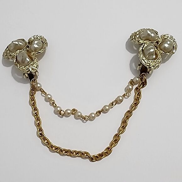Vintage Sweater Clip  Collar Clip Brooch Gold Tone Faux Pearls & Double Chains - Picture 1 of 8